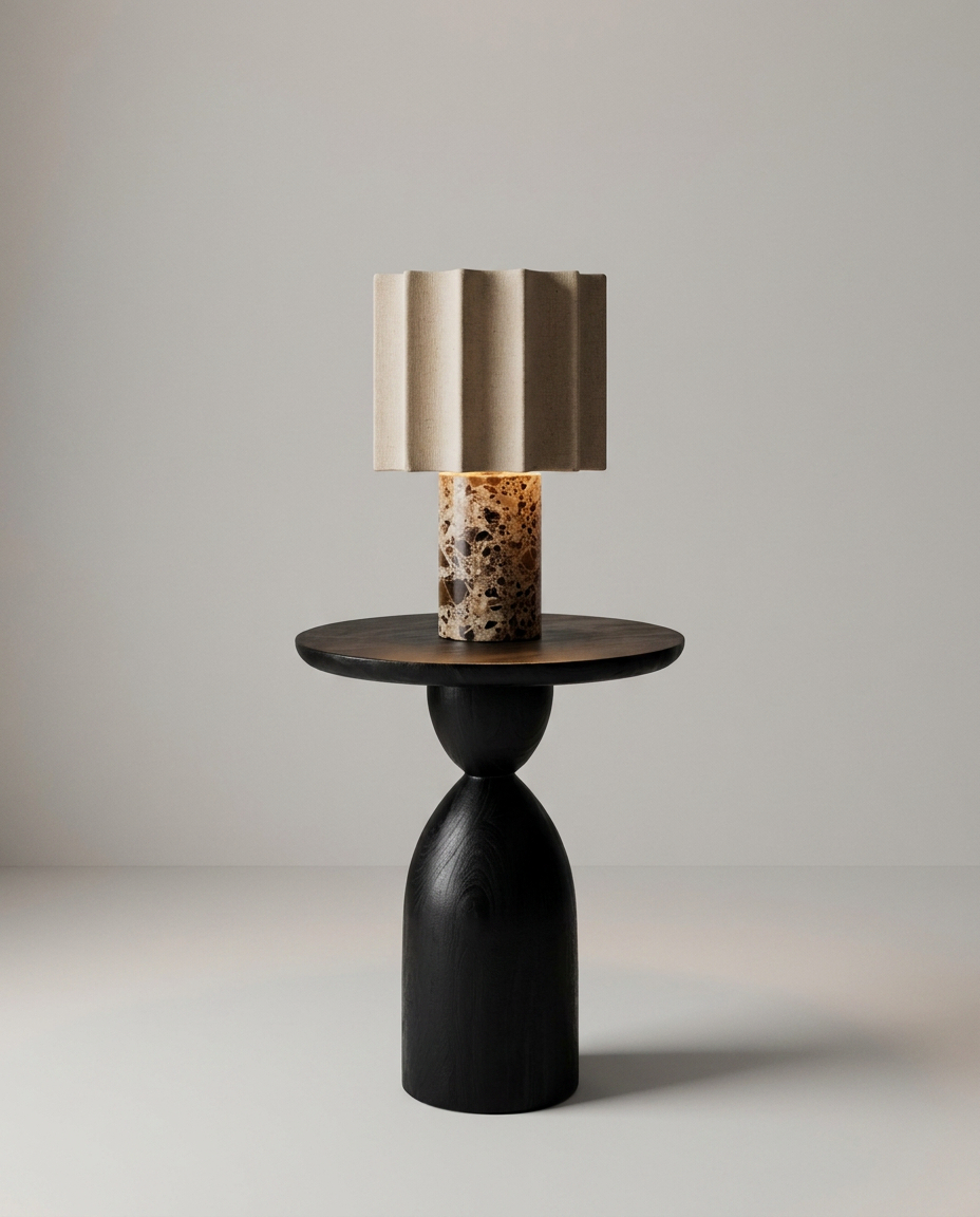 Lampe terrazzo à abat-jour cannelé sur un guéridon noir